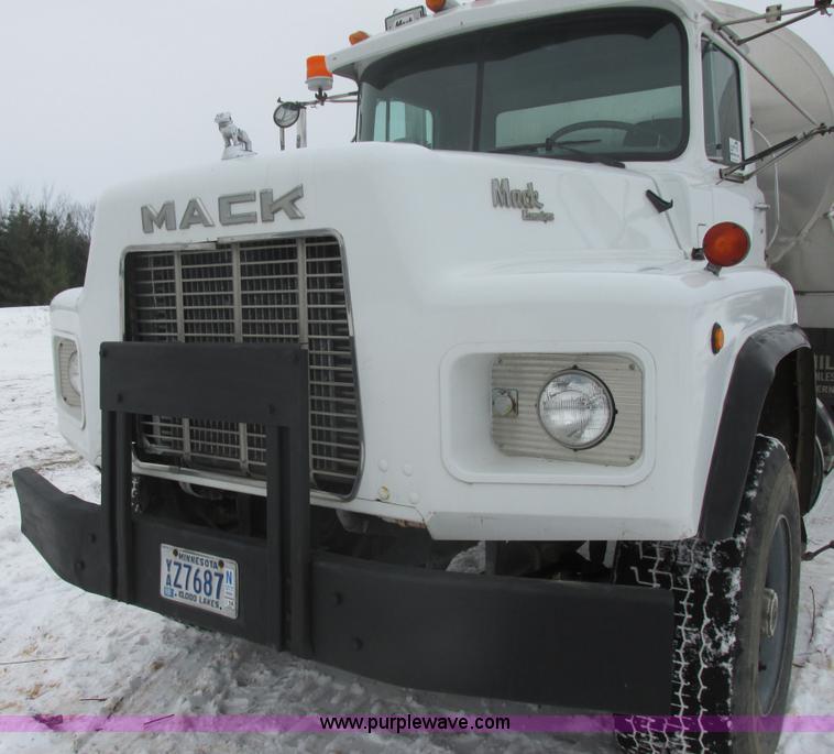 image for item E5281 1995 Mack RB688S water truck