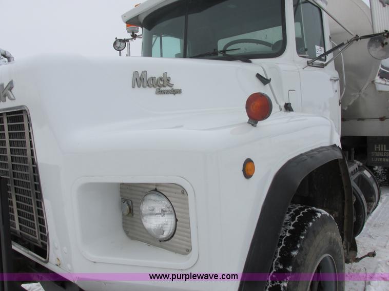image for item E5281 1995 Mack RB688S water truck