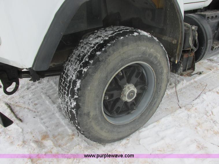 image for item E5281 1995 Mack RB688S water truck