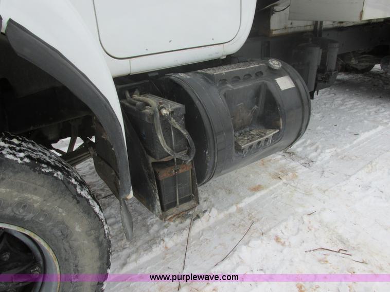 image for item E5281 1995 Mack RB688S water truck