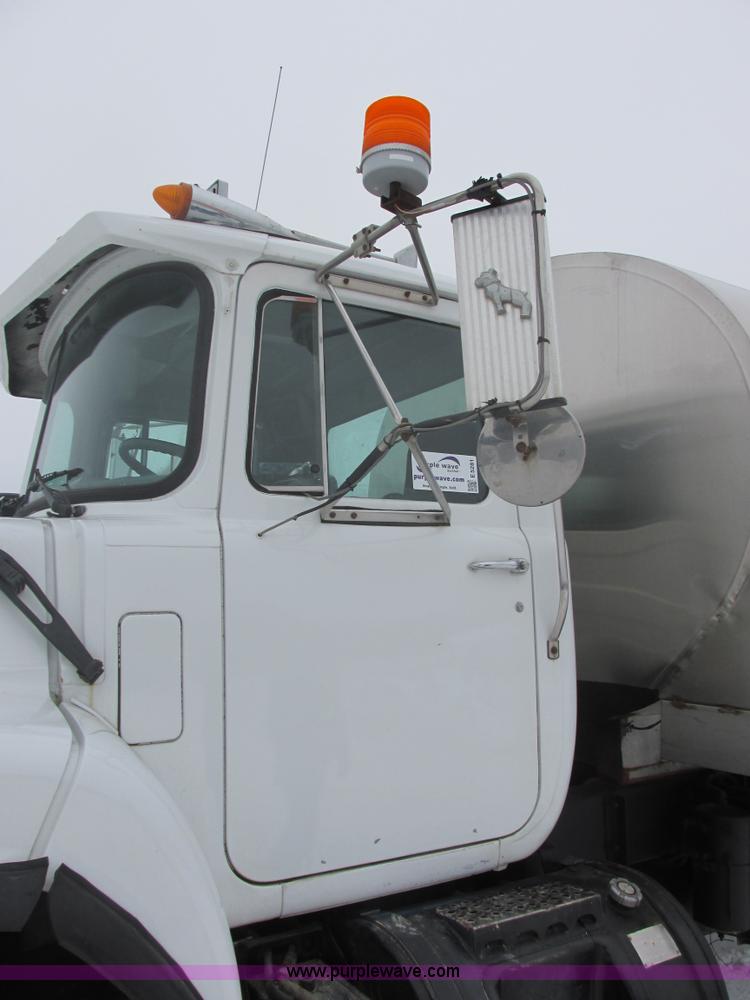 image for item E5281 1995 Mack RB688S water truck