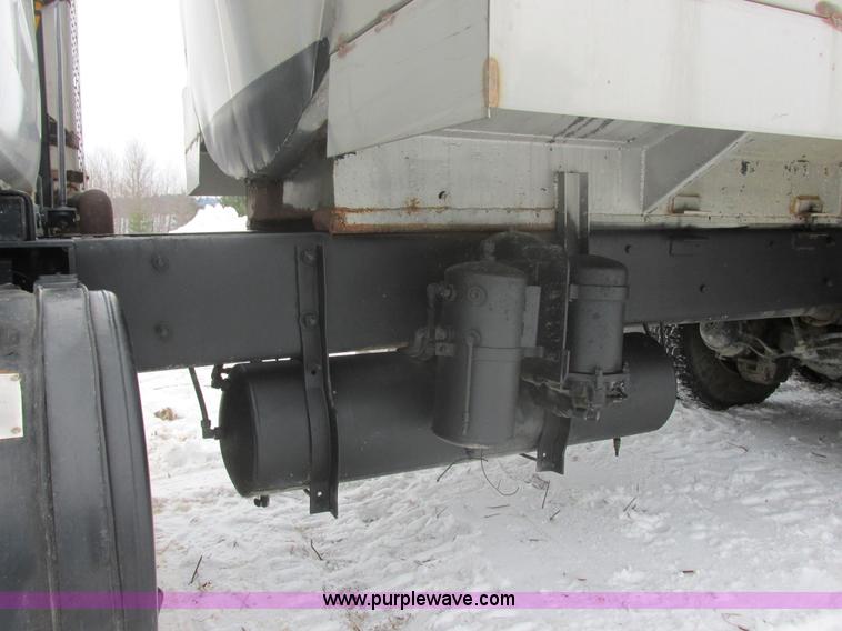 image for item E5281 1995 Mack RB688S water truck