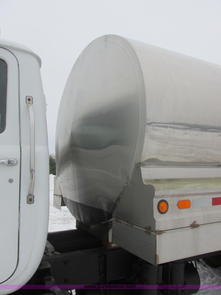 image for item E5281 1995 Mack RB688S water truck