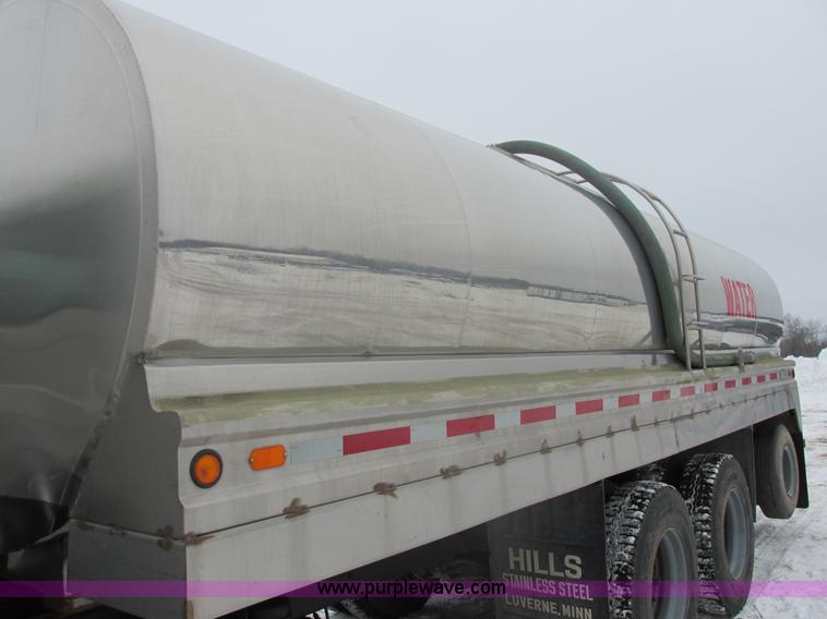 image for item E5281 1995 Mack RB688S water truck