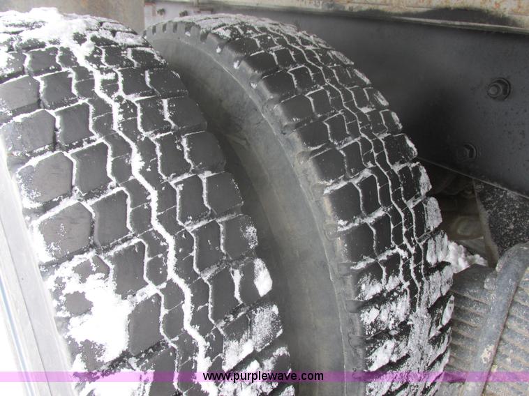 image for item E5281 1995 Mack RB688S water truck