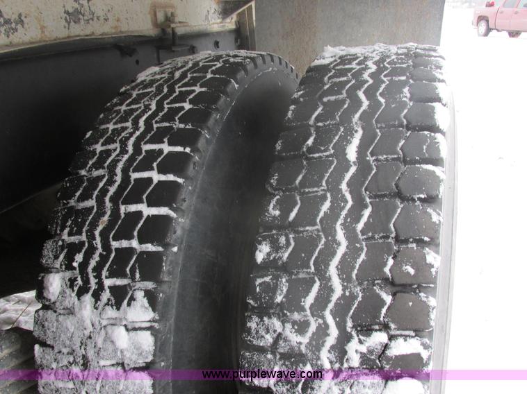 image for item E5281 1995 Mack RB688S water truck