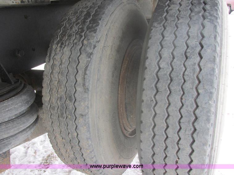 image for item E5281 1995 Mack RB688S water truck