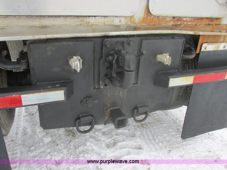 image for item E5281 1995 Mack RB688S water truck