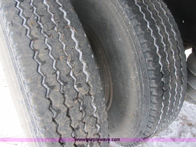 image for item E5281 1995 Mack RB688S water truck