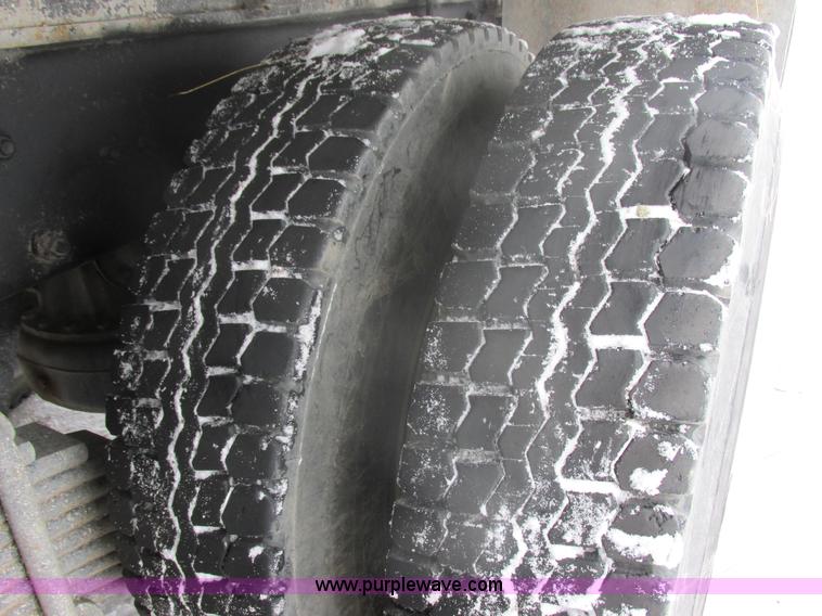 image for item E5281 1995 Mack RB688S water truck