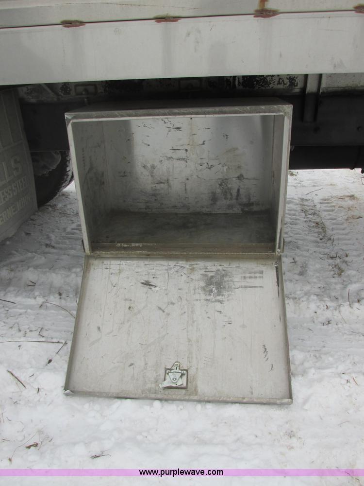 image for item E5281 1995 Mack RB688S water truck