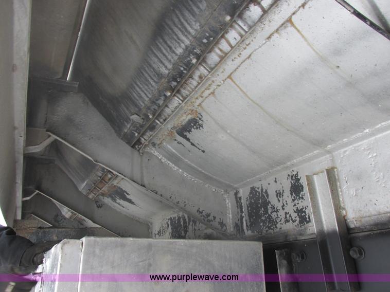 image for item E5281 1995 Mack RB688S water truck