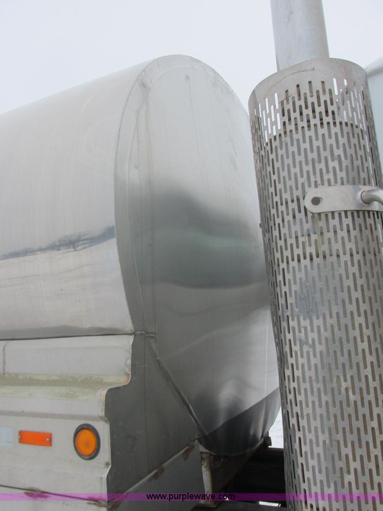 image for item E5281 1995 Mack RB688S water truck