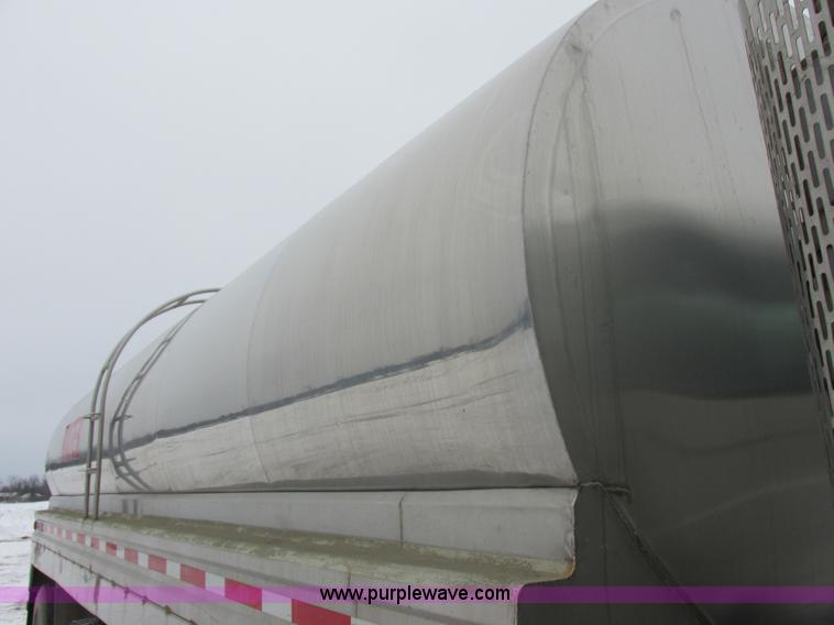 image for item E5281 1995 Mack RB688S water truck