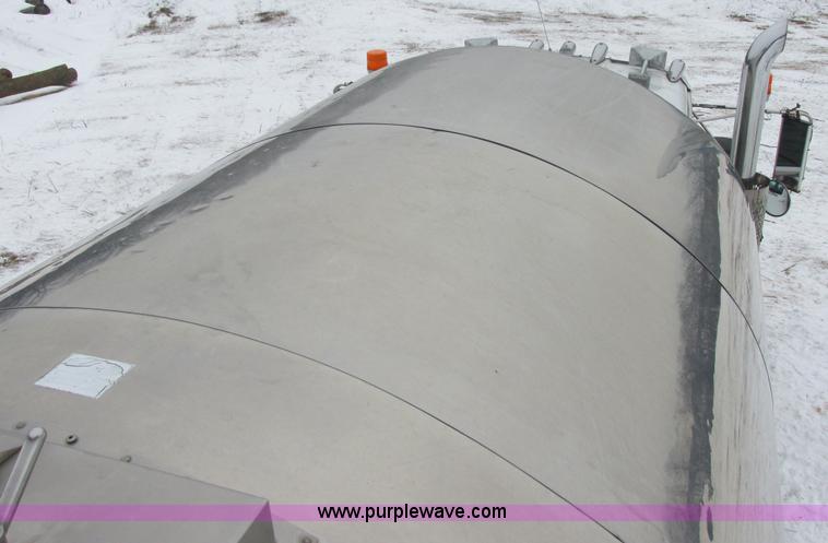 image for item E5281 1995 Mack RB688S water truck