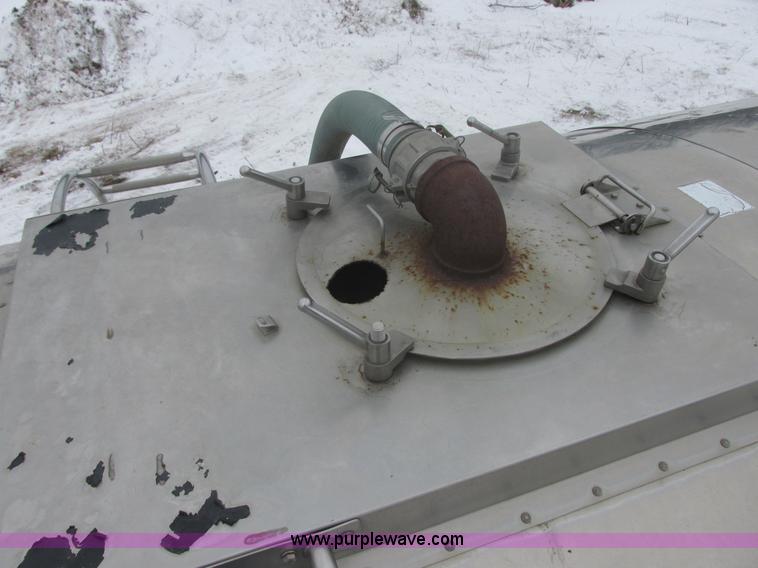 image for item E5281 1995 Mack RB688S water truck