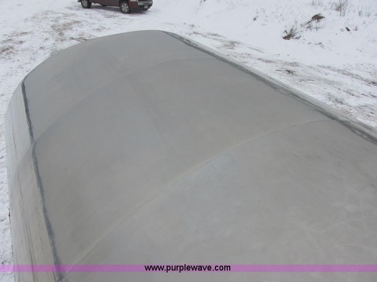 image for item E5281 1995 Mack RB688S water truck