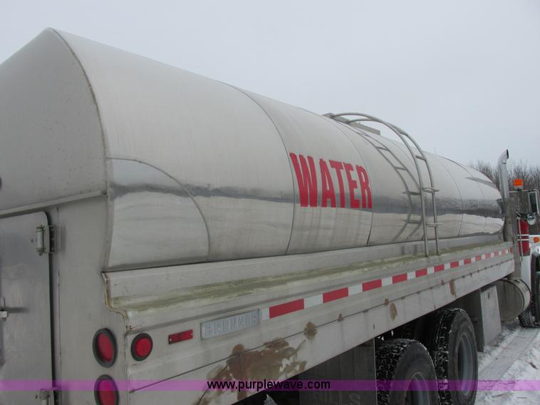 image for item E5281 1995 Mack RB688S water truck