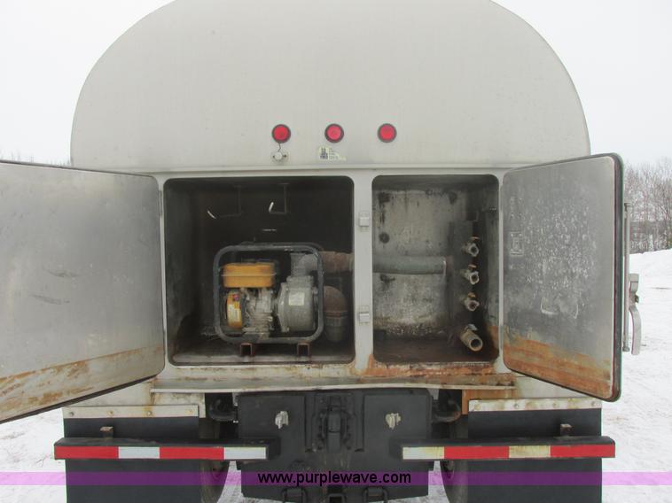 image for item E5281 1995 Mack RB688S water truck