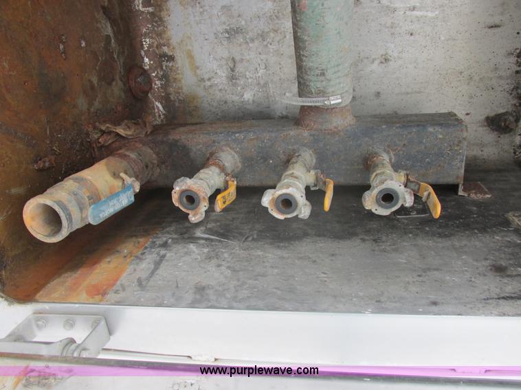 image for item E5281 1995 Mack RB688S water truck