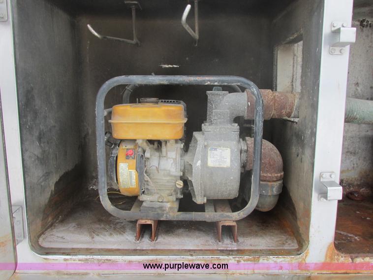 image for item E5281 1995 Mack RB688S water truck