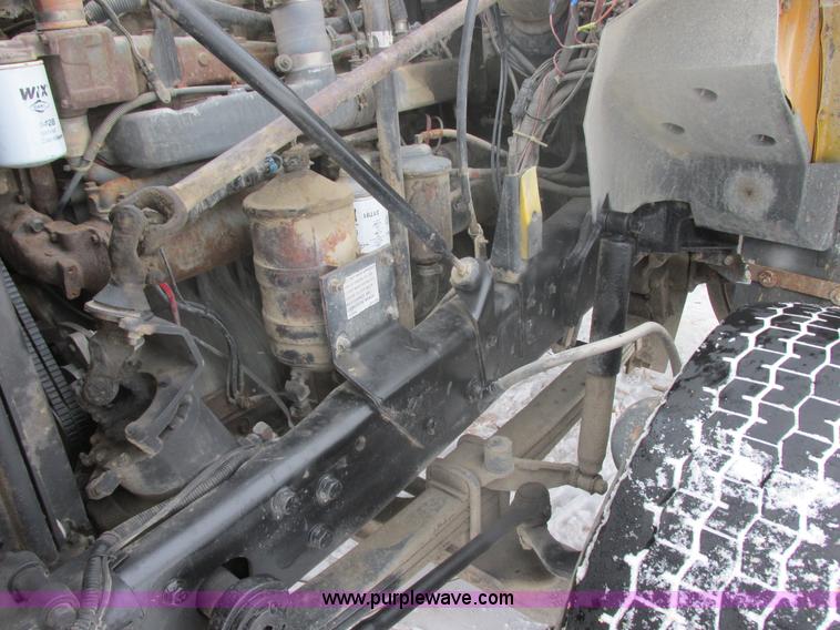 image for item E5281 1995 Mack RB688S water truck