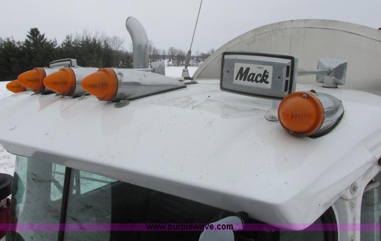 image for item E5281 1995 Mack RB688S water truck