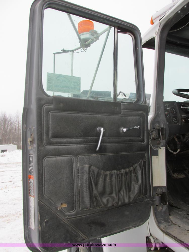 image for item E5281 1995 Mack RB688S water truck