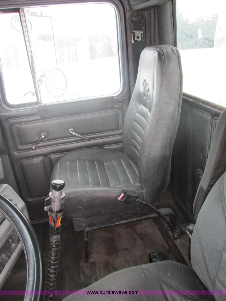 image for item E5281 1995 Mack RB688S water truck