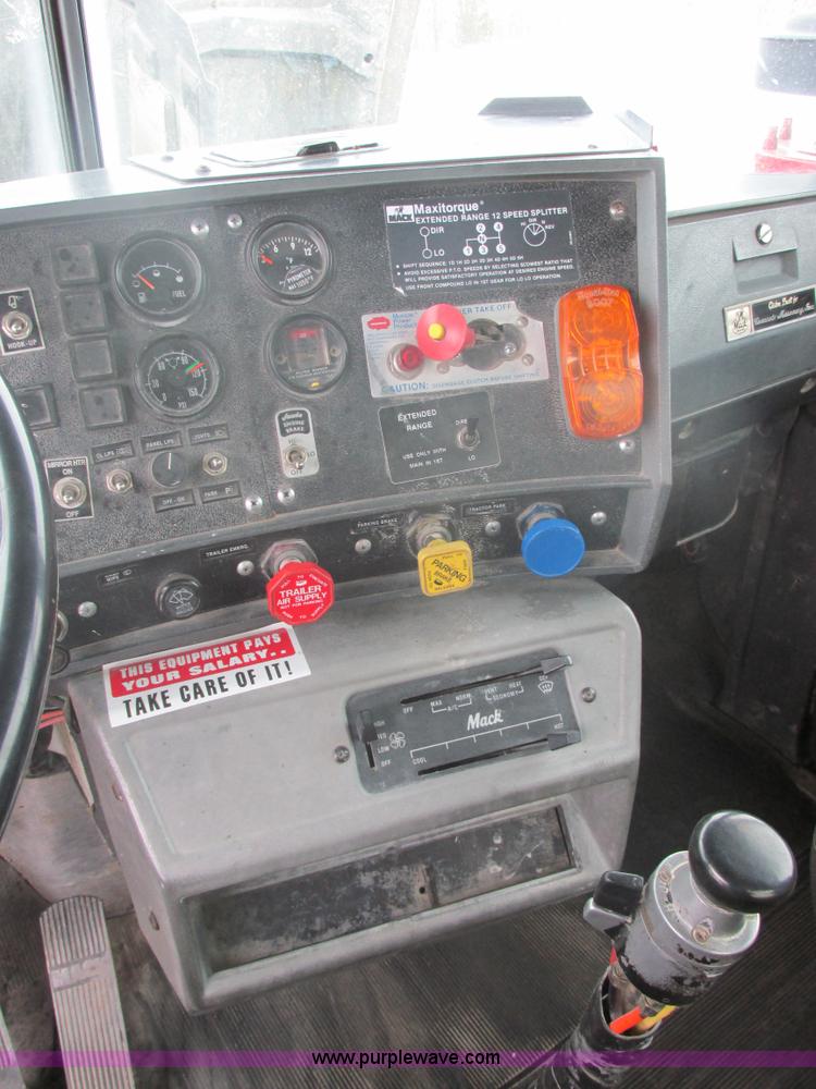 image for item E5281 1995 Mack RB688S water truck