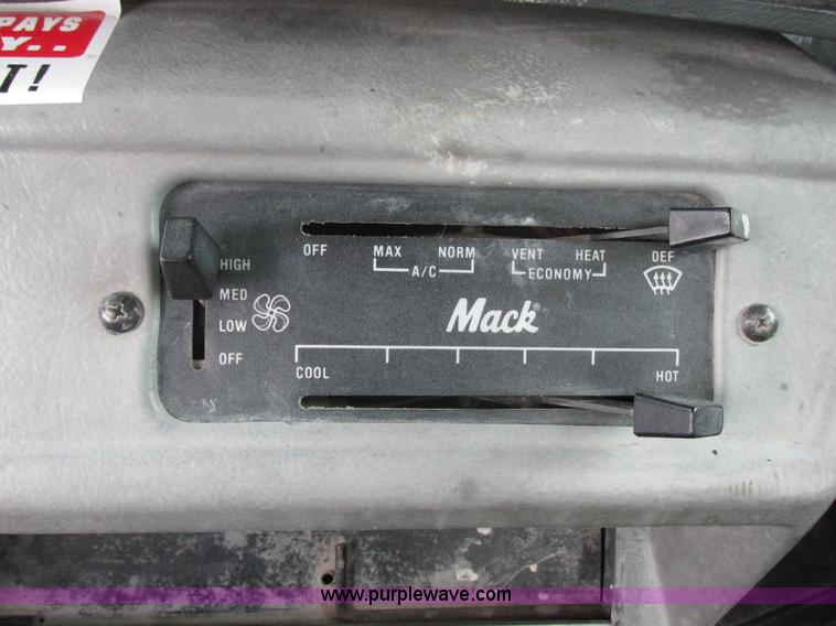 image for item E5281 1995 Mack RB688S water truck