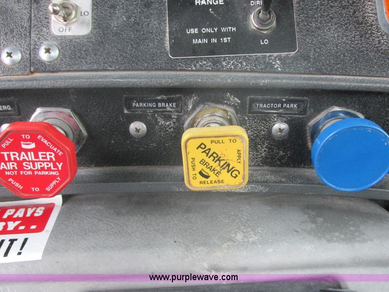 image for item E5281 1995 Mack RB688S water truck