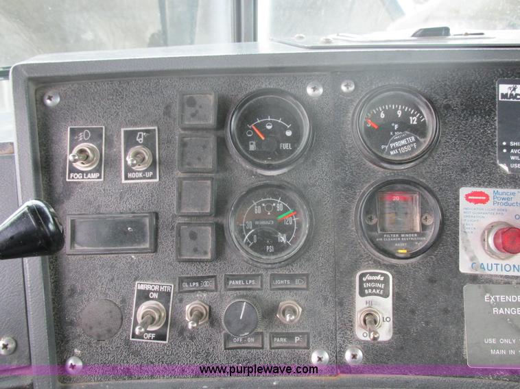 image for item E5281 1995 Mack RB688S water truck