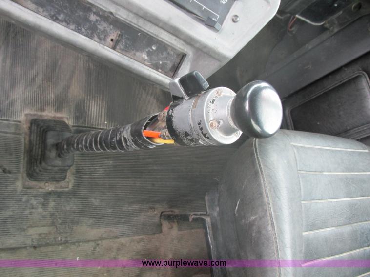 image for item E5281 1995 Mack RB688S water truck