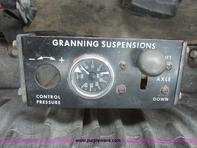 image for item E5281 1995 Mack RB688S water truck