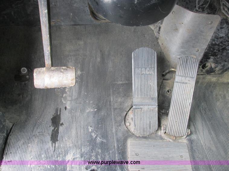 image for item E5281 1995 Mack RB688S water truck