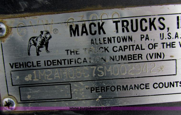 image for item E5281 1995 Mack RB688S water truck