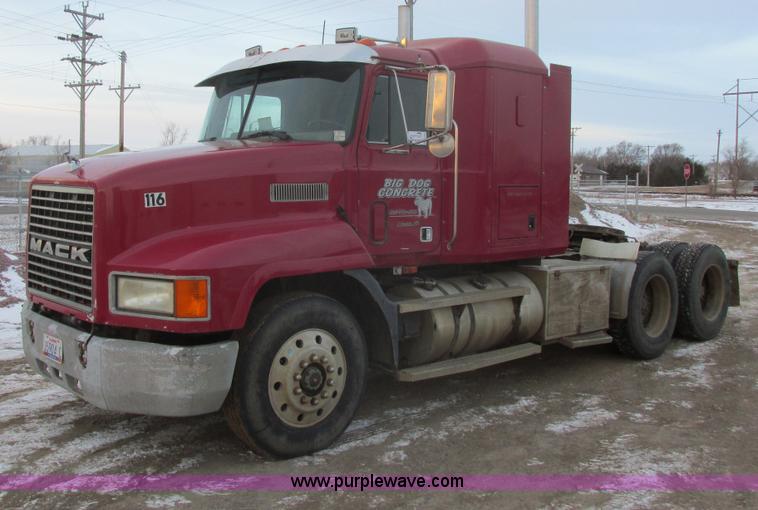 image for item E5284 1992 Mack CH613 semi truck