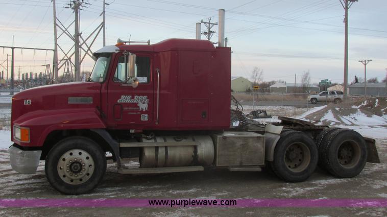 image for item E5284 1992 Mack CH613 semi truck