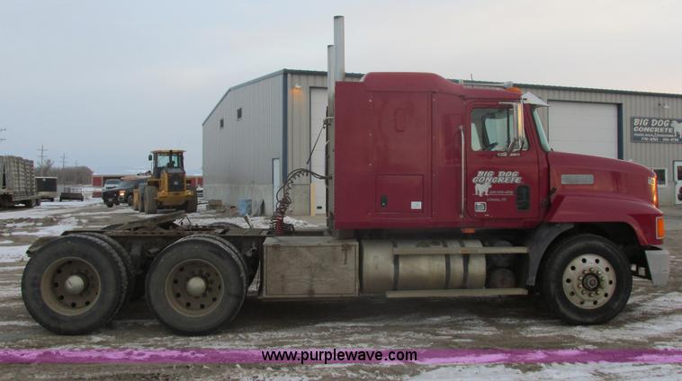 image for item E5284 1992 Mack CH613 semi truck
