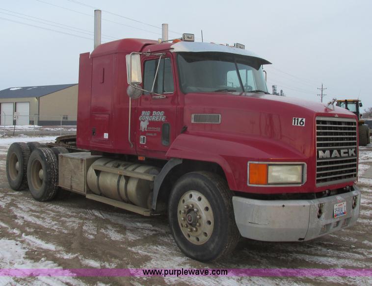image for item E5284 1992 Mack CH613 semi truck