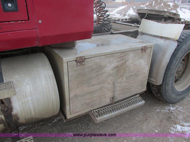 image for item E5284 1992 Mack CH613 semi truck