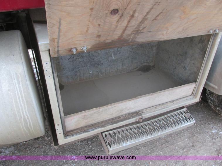 image for item E5284 1992 Mack CH613 semi truck