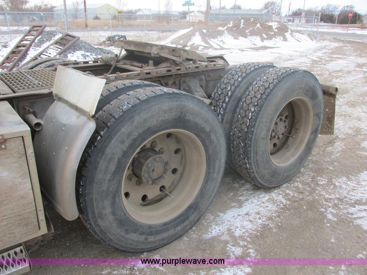 image for item E5284 1992 Mack CH613 semi truck