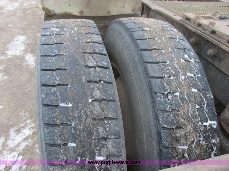 image for item E5284 1992 Mack CH613 semi truck