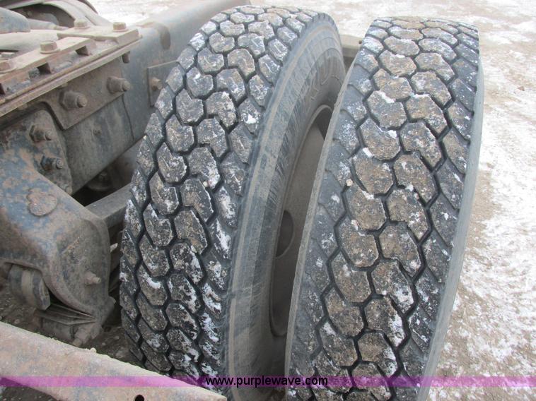 image for item E5284 1992 Mack CH613 semi truck