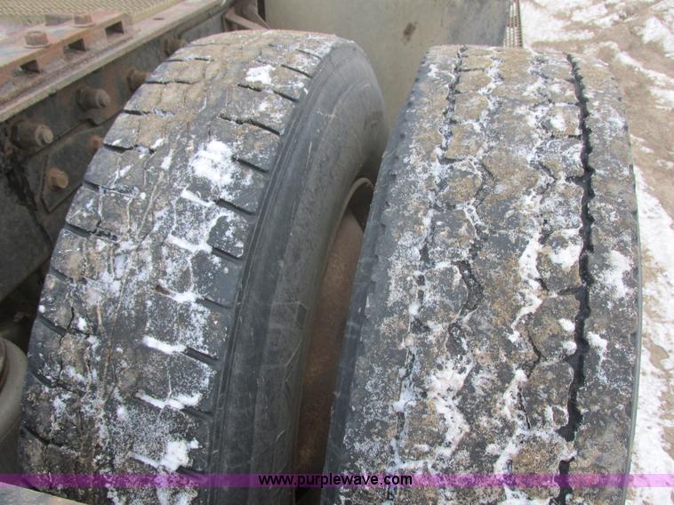 image for item E5284 1992 Mack CH613 semi truck