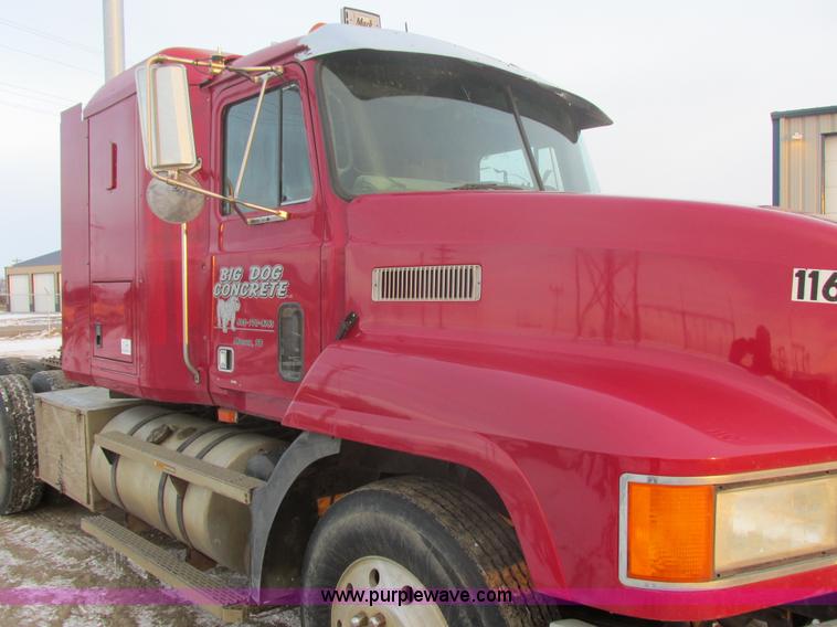 image for item E5284 1992 Mack CH613 semi truck