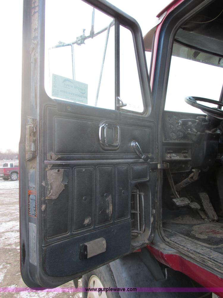 image for item E5284 1992 Mack CH613 semi truck