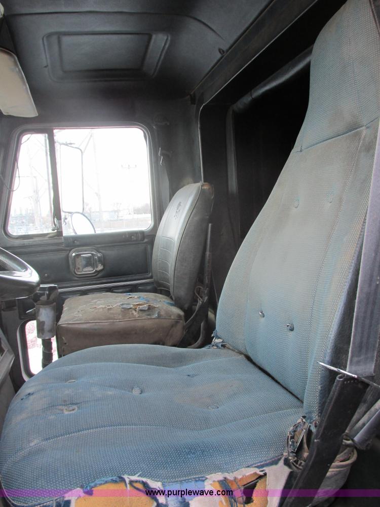 image for item E5284 1992 Mack CH613 semi truck